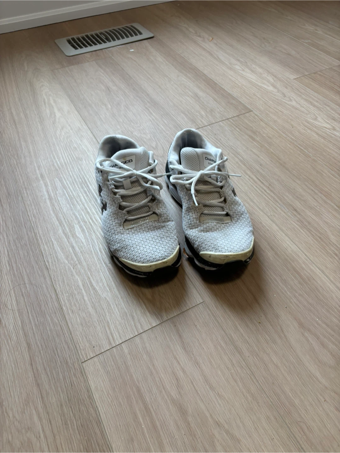 Under Armour  9 Running Shoes - White/Black - Size 8.5 - photo 3