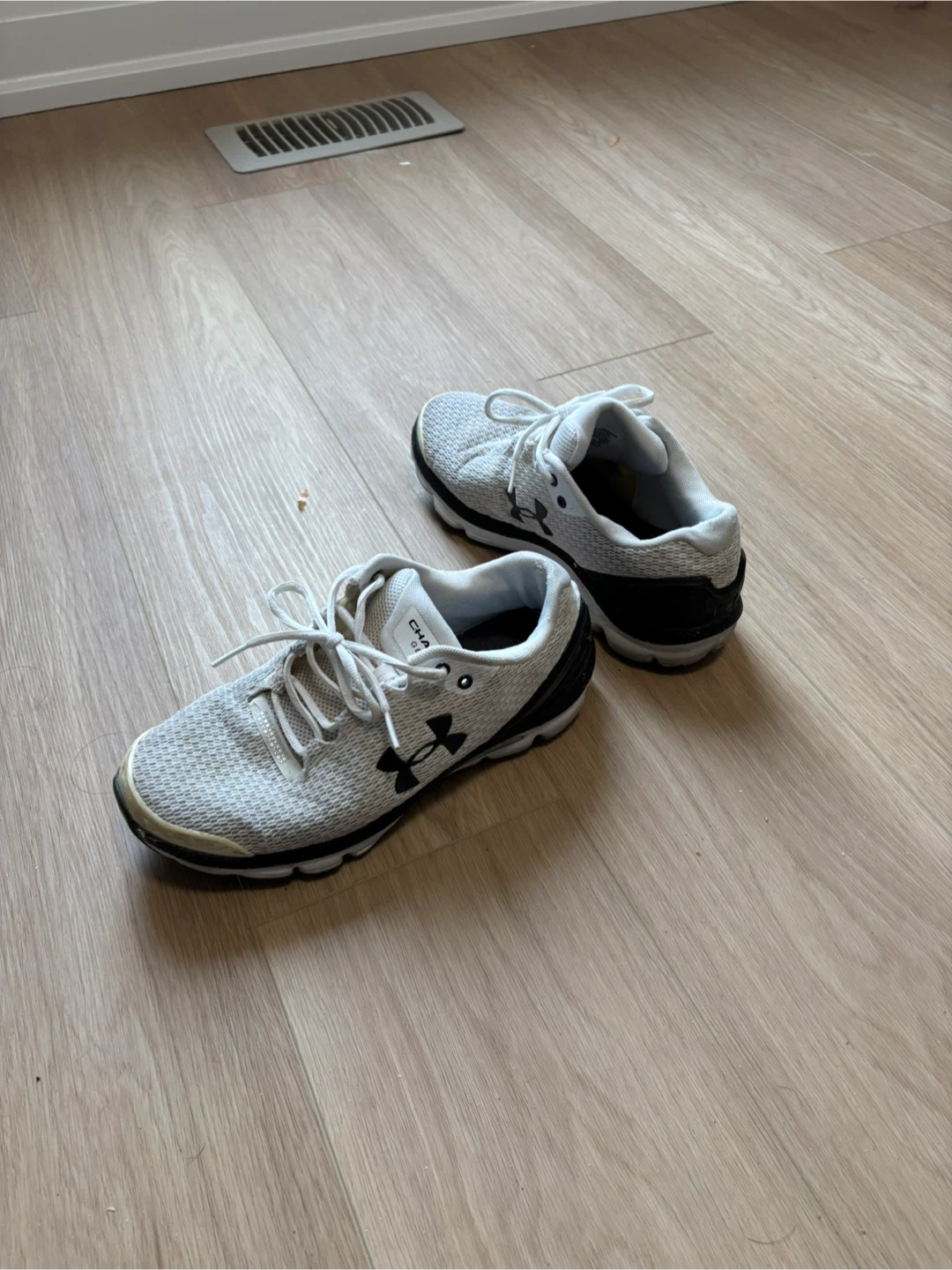Under Armour  9 Running Shoes - White/Black - Size 8.5 - photo 4