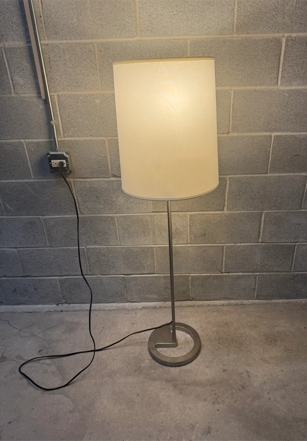 Modern Floor Lamp with White Drum Shade 15$ cash - photo 3