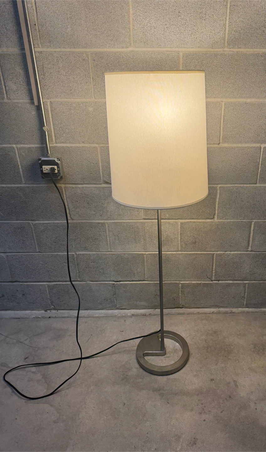 Modern Floor Lamp with White Drum Shade 15$ cash - photo 4