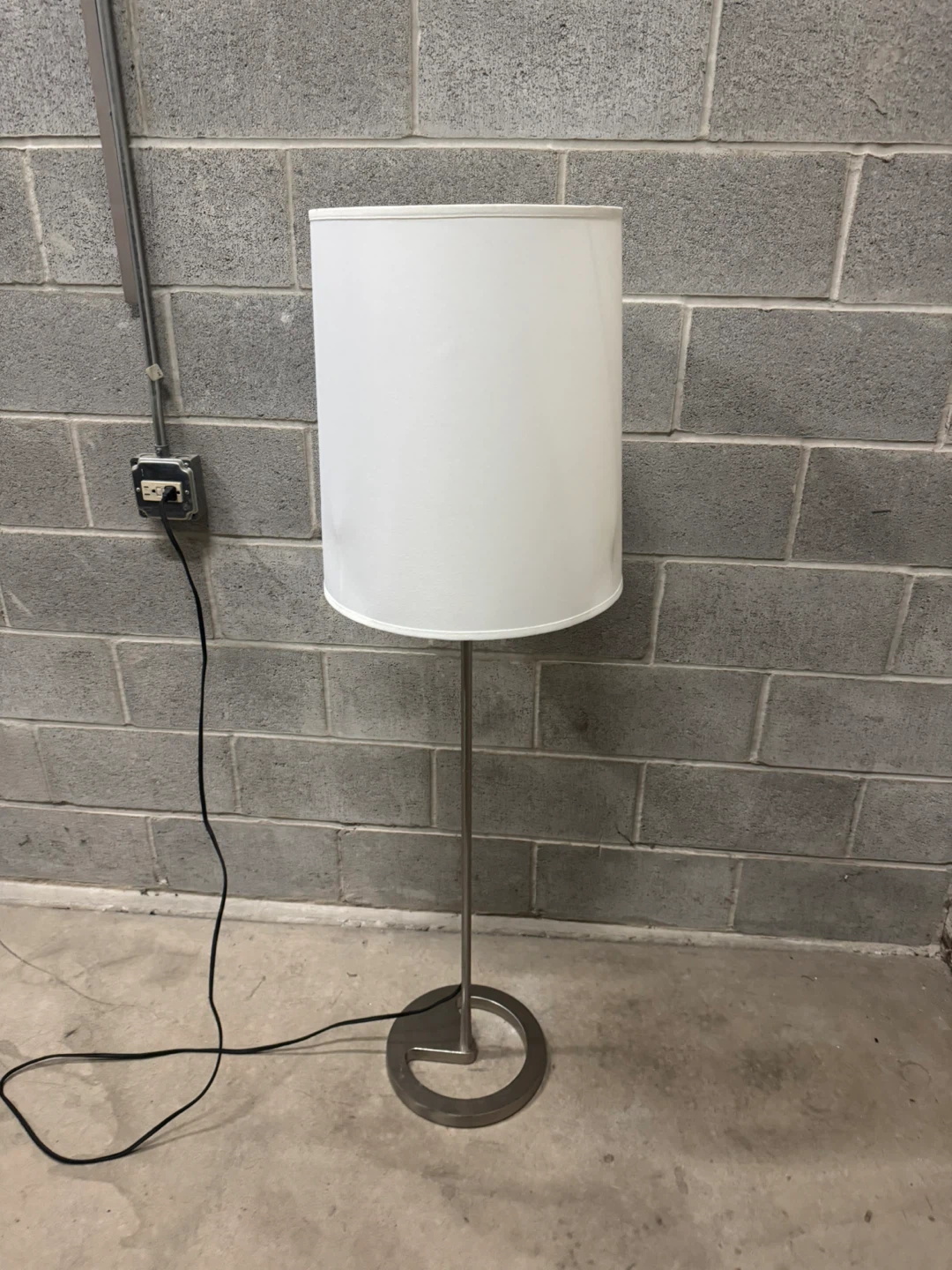 Modern Floor Lamp with White Drum Shade 15$ cash