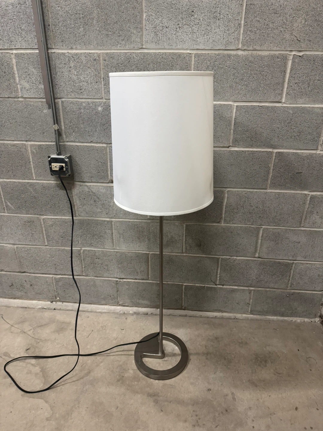 Modern Floor Lamp with White Drum Shade 15$ cash - photo 2