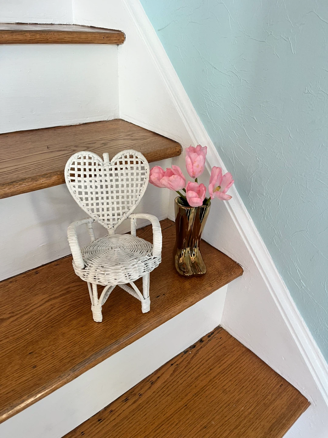 WHITE HEART SHAPED WICKER CHAIR