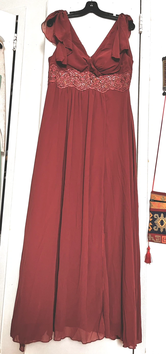 Soft Burgundy Chiffon Formal Gown with Lace Embellishment - photo 5
