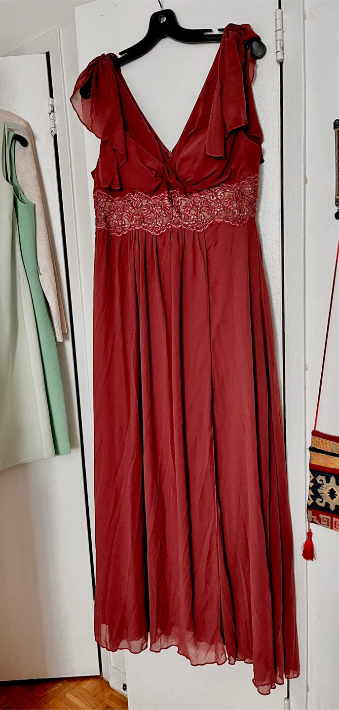 Soft Burgundy Chiffon Formal Gown with Lace Embellishment