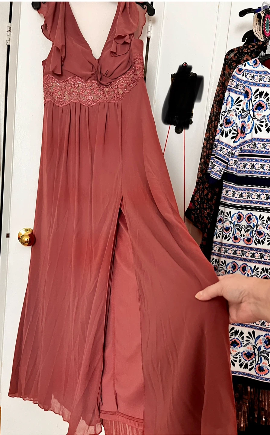 Soft Burgundy Chiffon Formal Gown with Lace Embellishment - photo 3