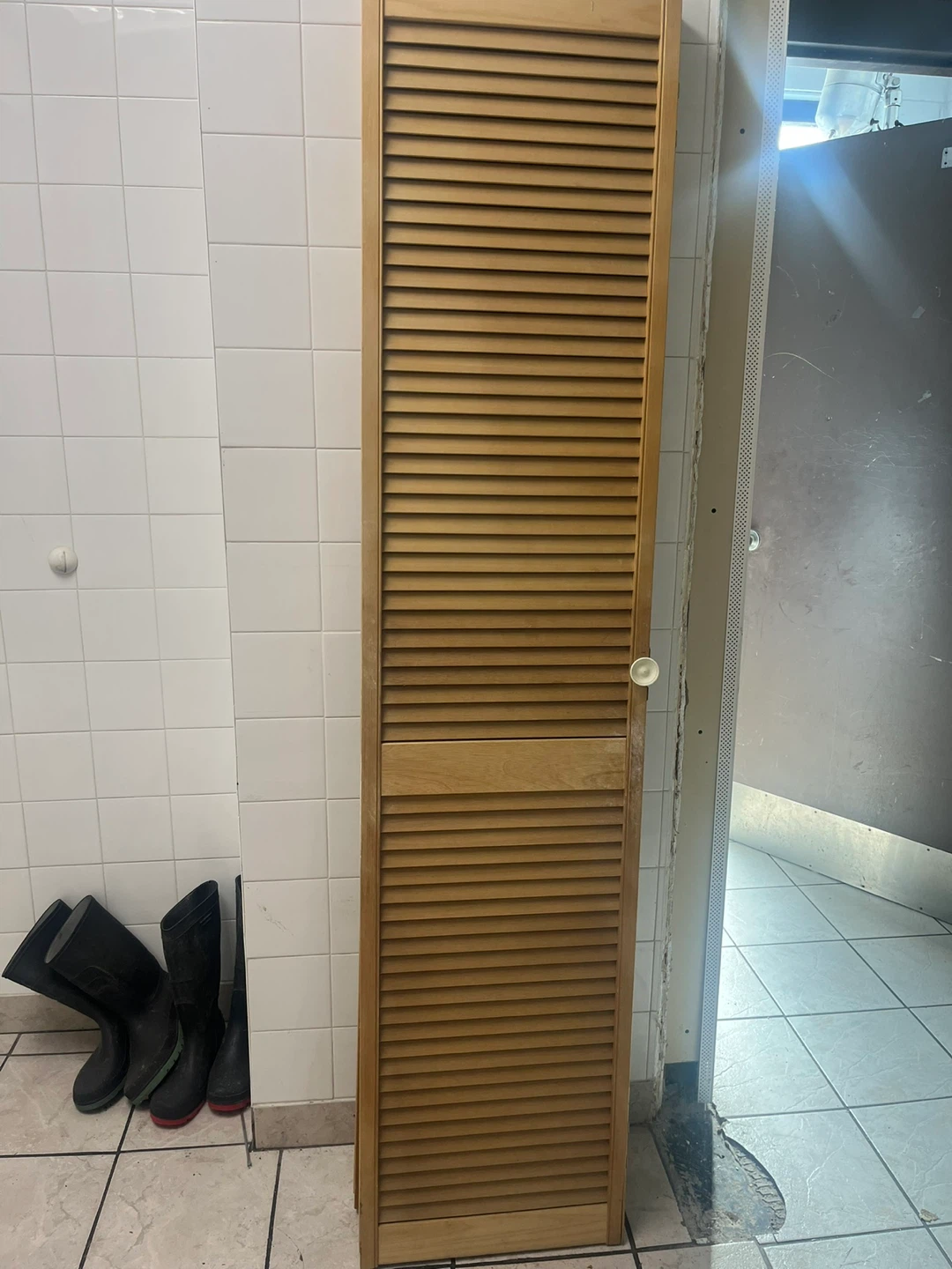 2 Wooden Bi-Fold Louvered Doors - photo 2