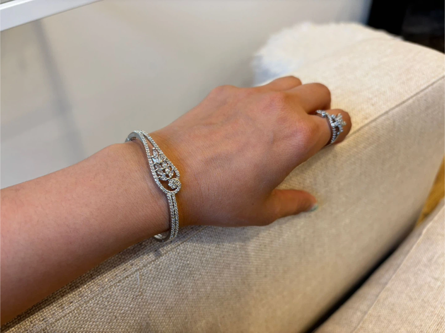 VALENCIA ADORN Leaf Bangle Bracelet