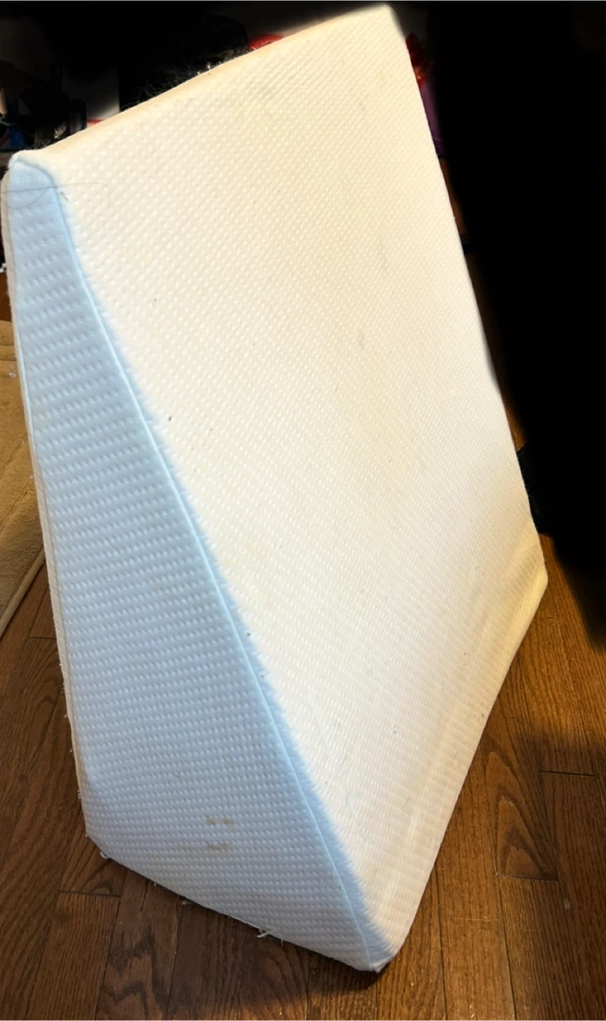 White Wedge Pillow🥕 - photo 2