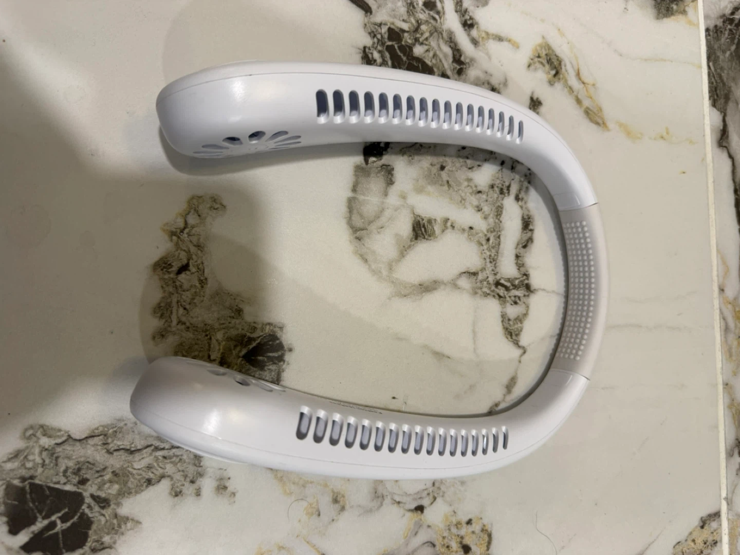 ❄️ MOVING OUT SALE – Portable Neck Fan (Hands-Free)