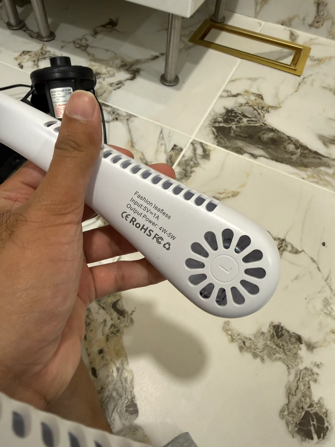 ❄️ MOVING OUT SALE – Portable Neck Fan (Hands-Free) - photo 2