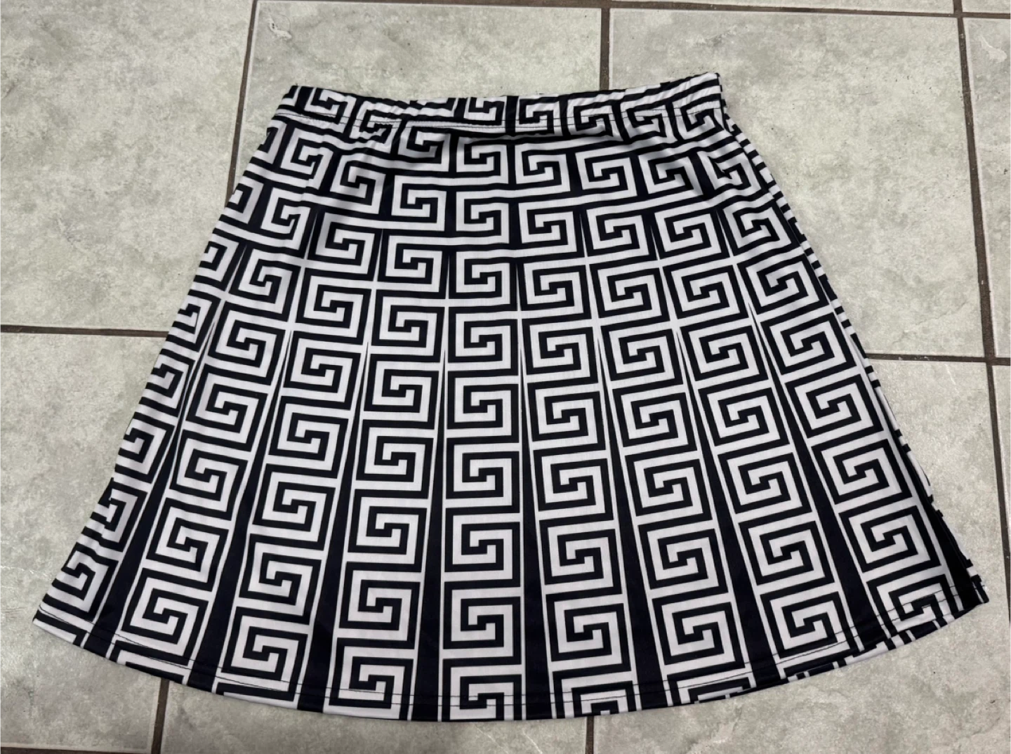 Minifalda plisada con llave griega $5