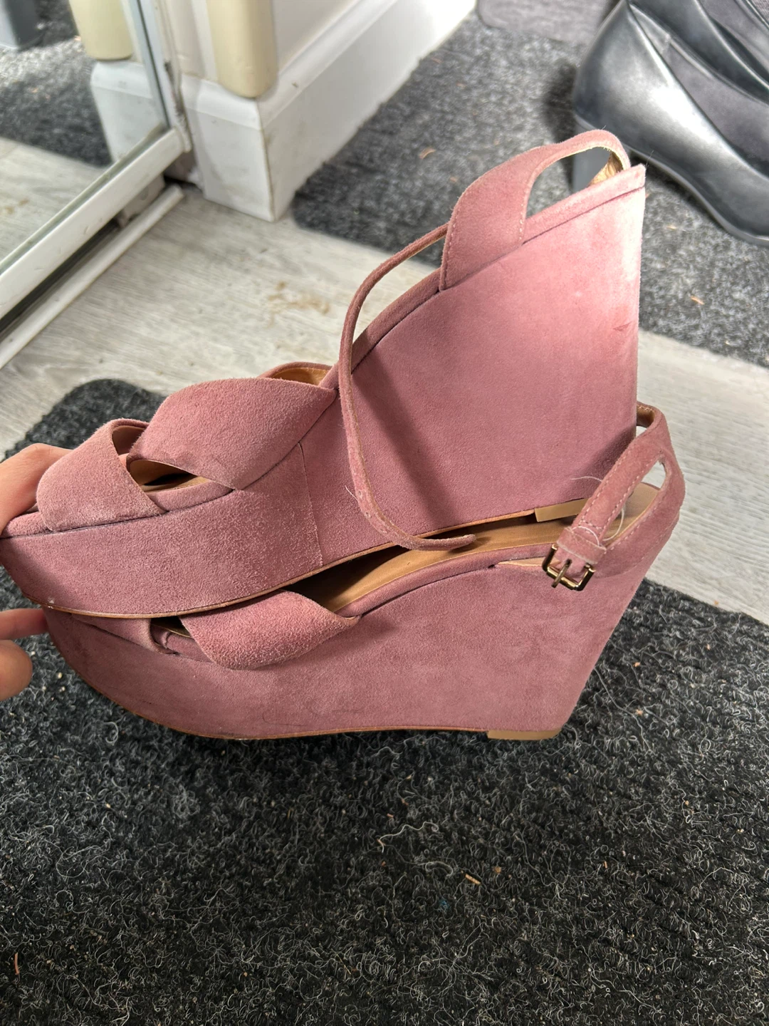 Pour La Victoire Pink Suede Wedge Sandals Size 8 - photo 2