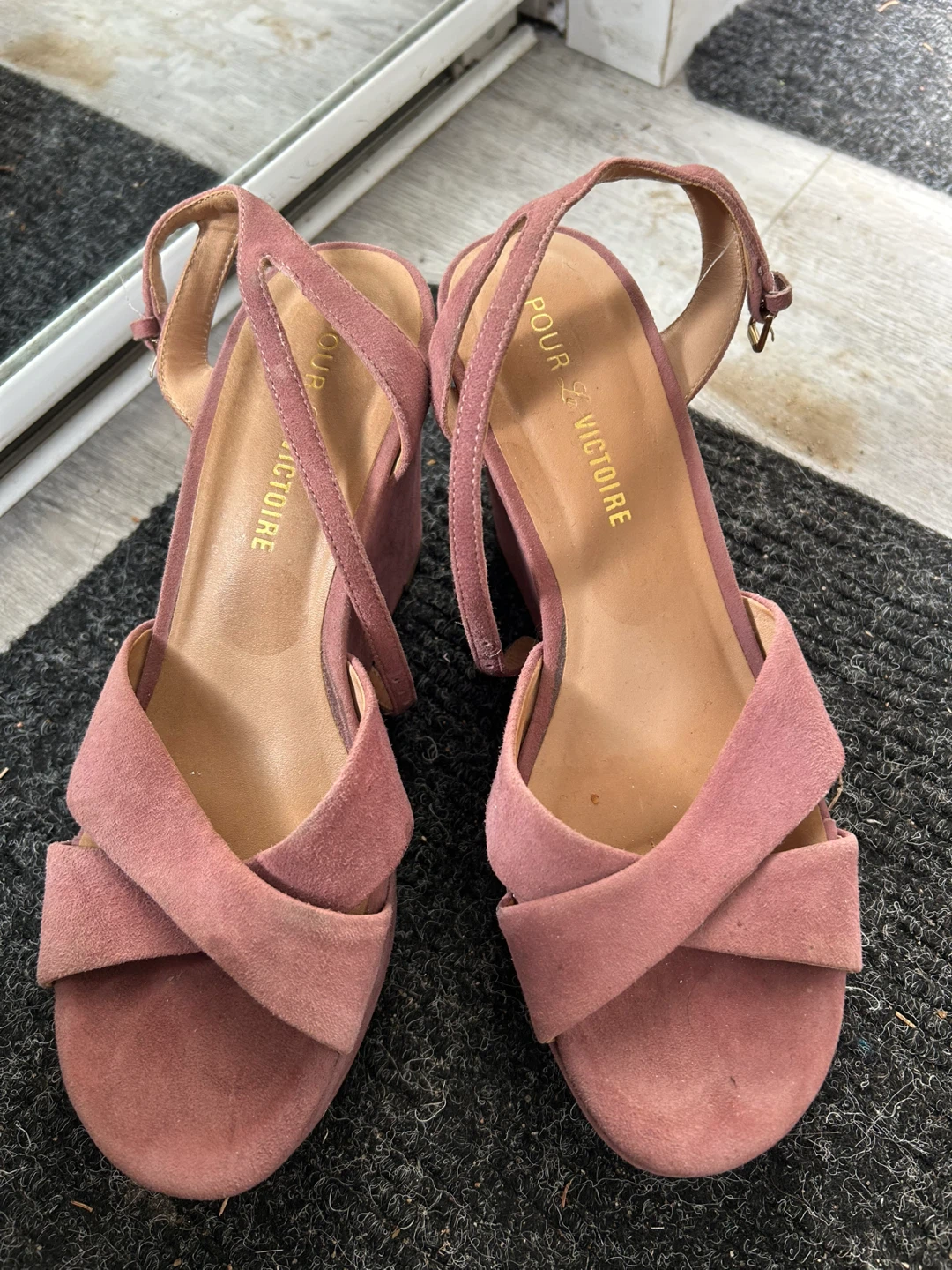 Pour La Victoire Pink Suede Wedge Sandals Size 8