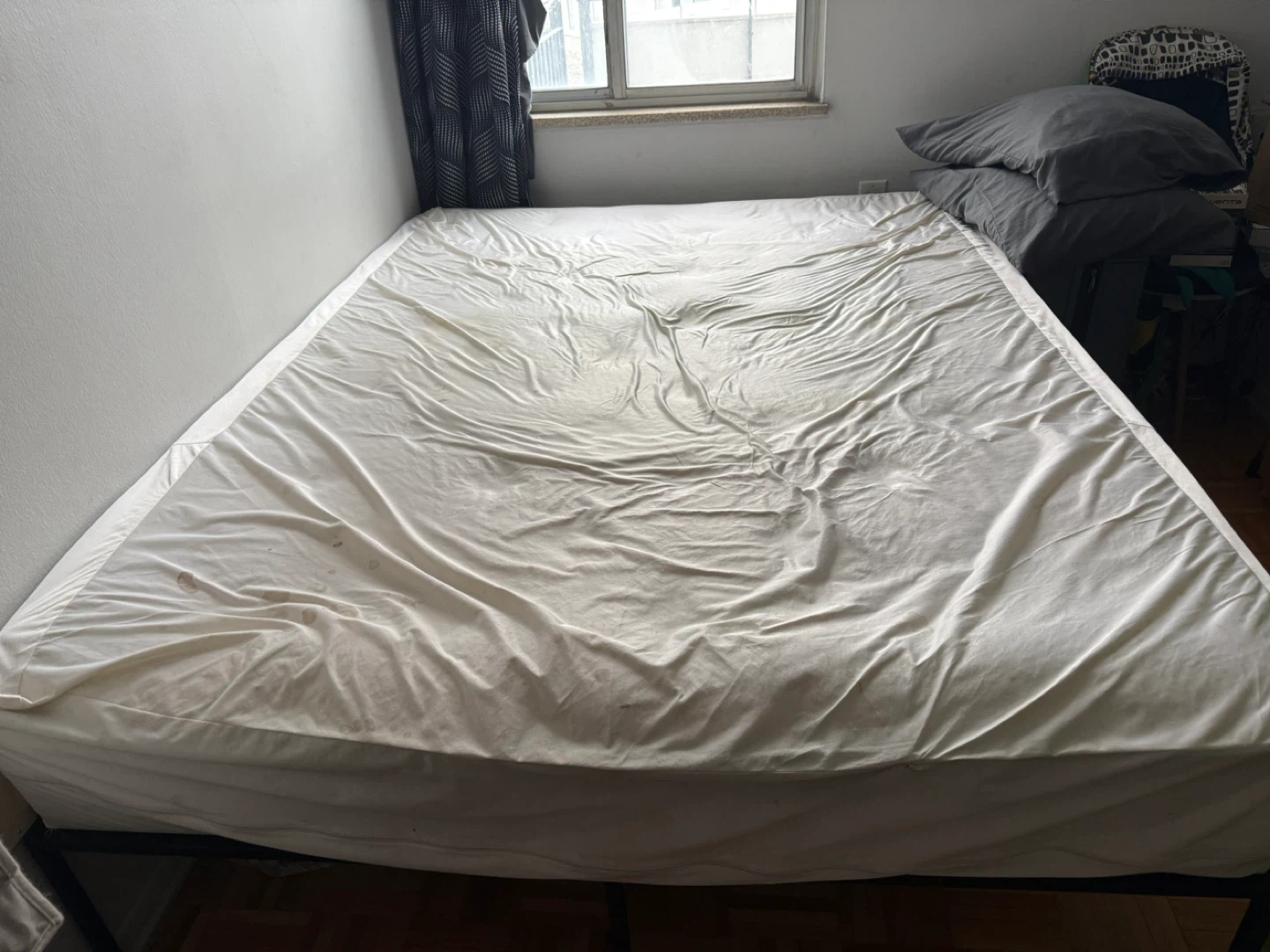 🛏️ Queen Bed Frame-Zinus + Mattress-Crystii – Like New! - photo 4