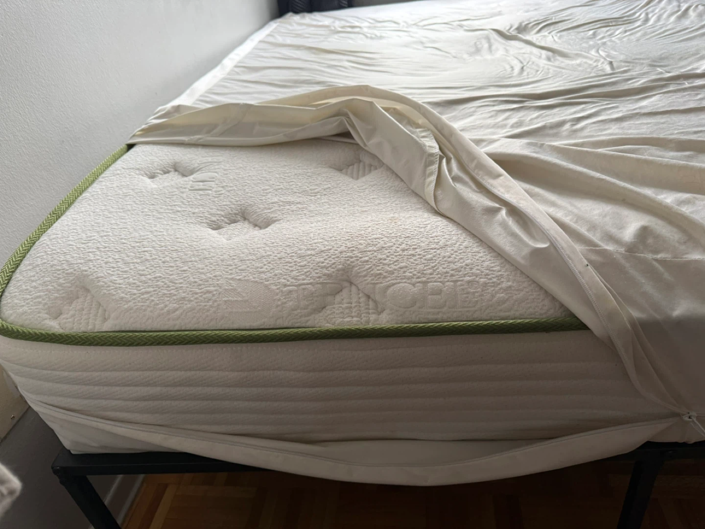 🛏️ Queen Bed Frame-Zinus + Mattress-Crystii – Like New! - photo 3