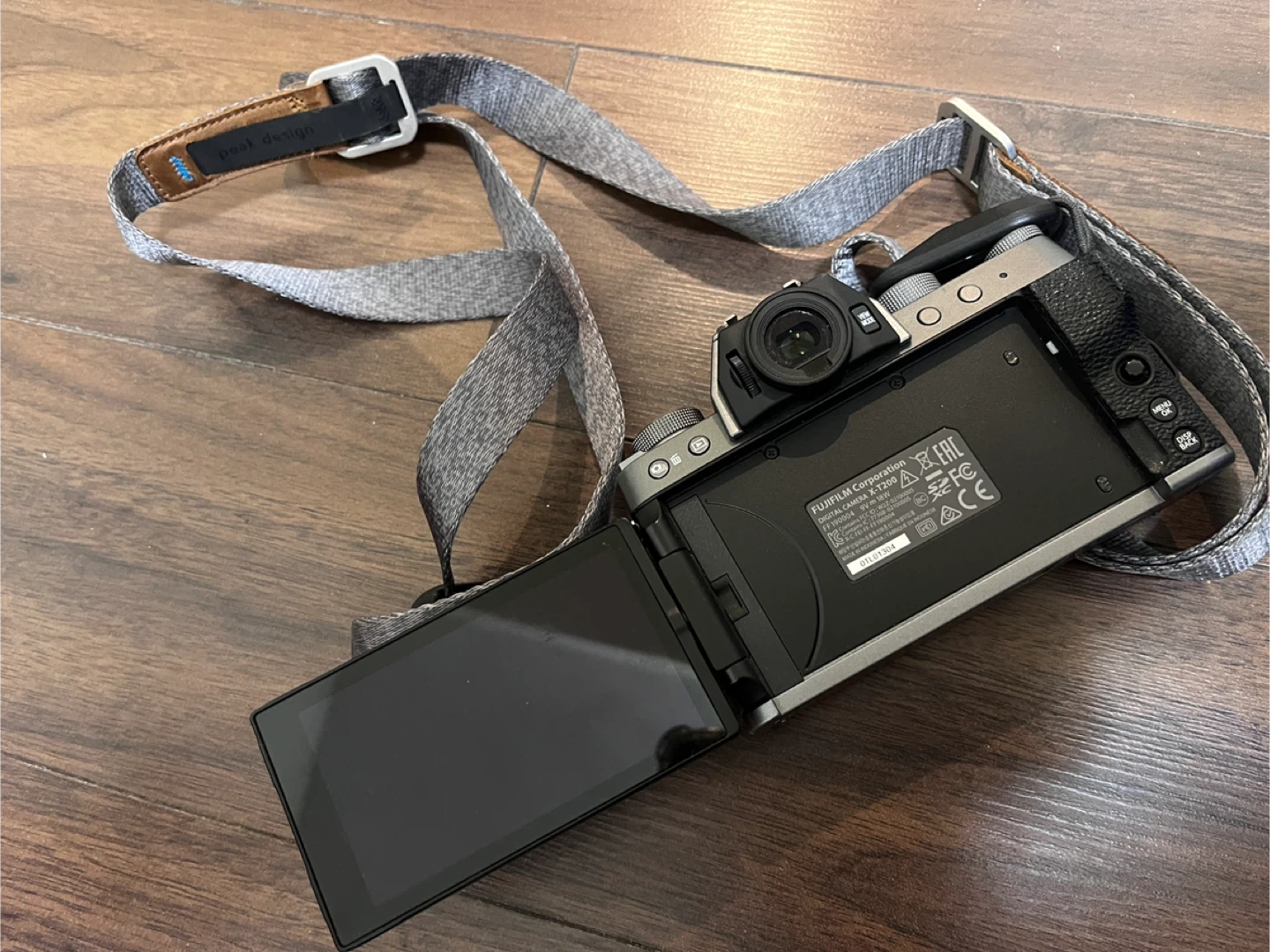 Fujifilm X-T200 Mirrorless Camera with Peak Design Strap - photo 2