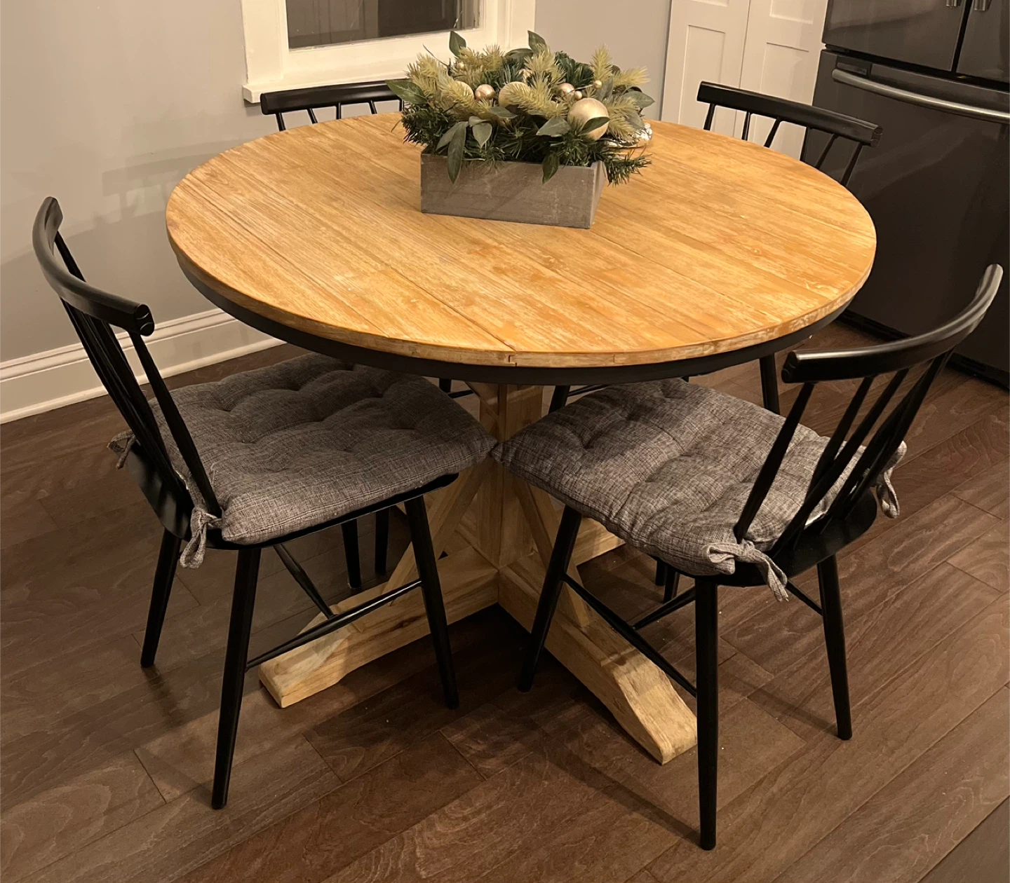Round Wood Dining Table with 4 Black Chairs