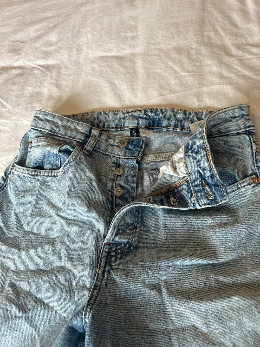 H&M Divided Light Wash Distressed Denim Jeans - photo 2