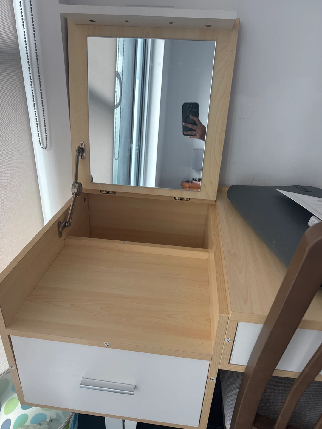 White and Wood Desk with Drawers and mirror Amazon 275$ - photo 4
