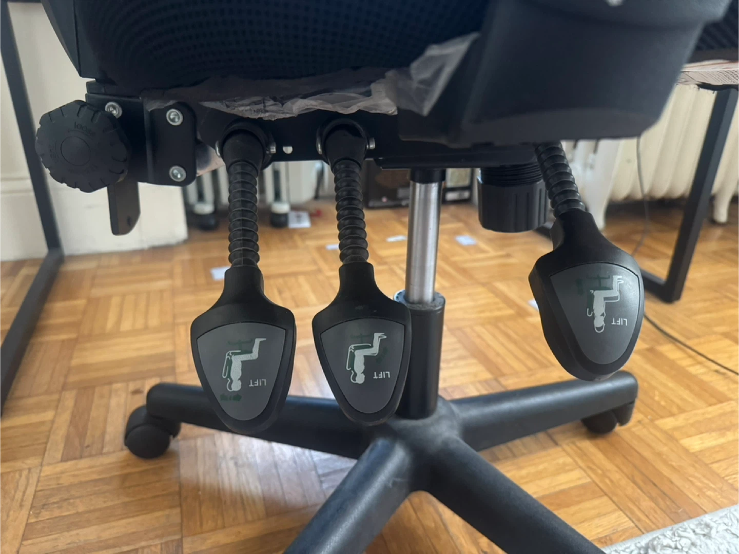 Black Mesh Office Chair - photo 4