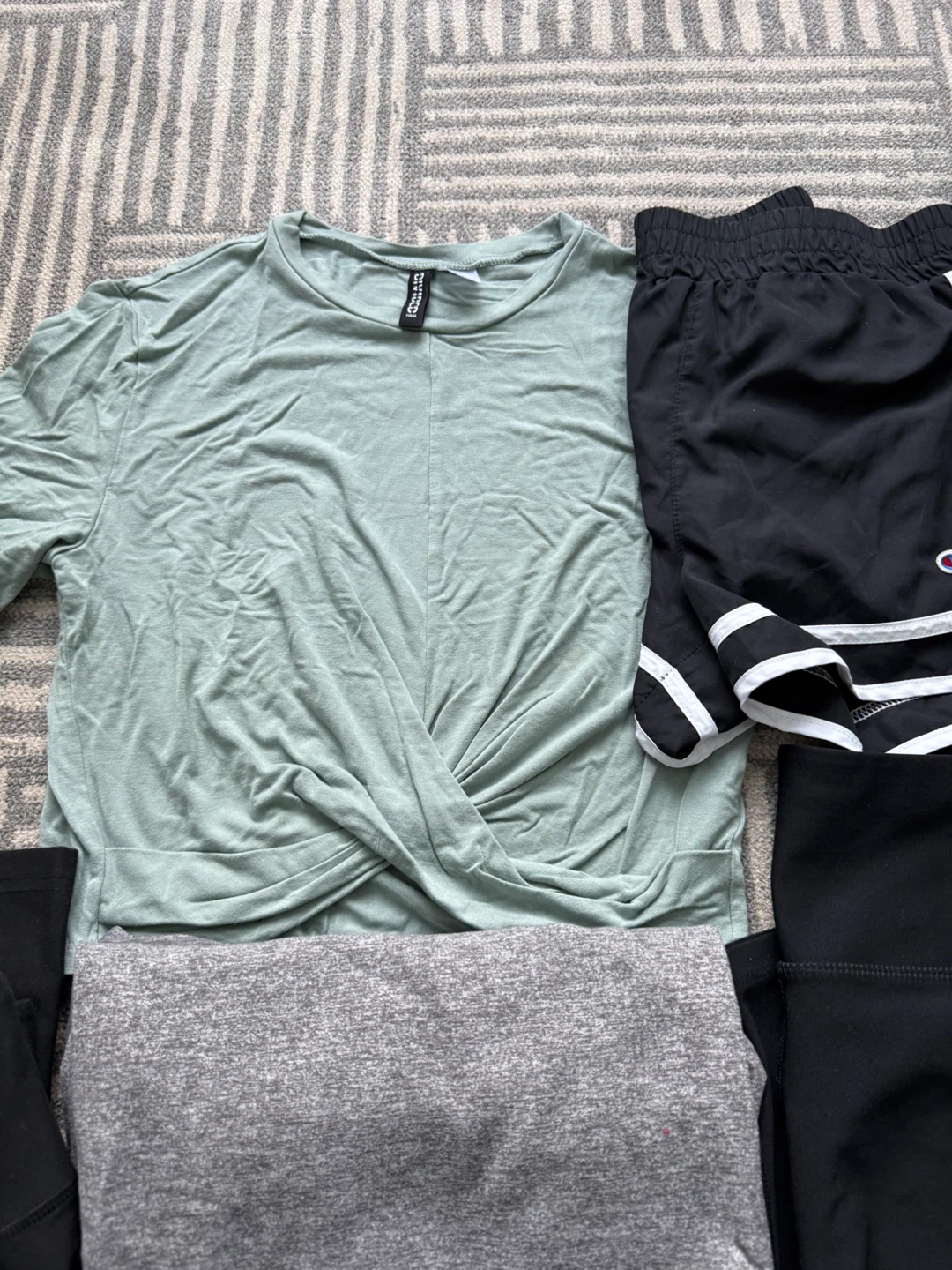 Women's Athleisure Bundle - Nike, Lululemon & More - photo 4