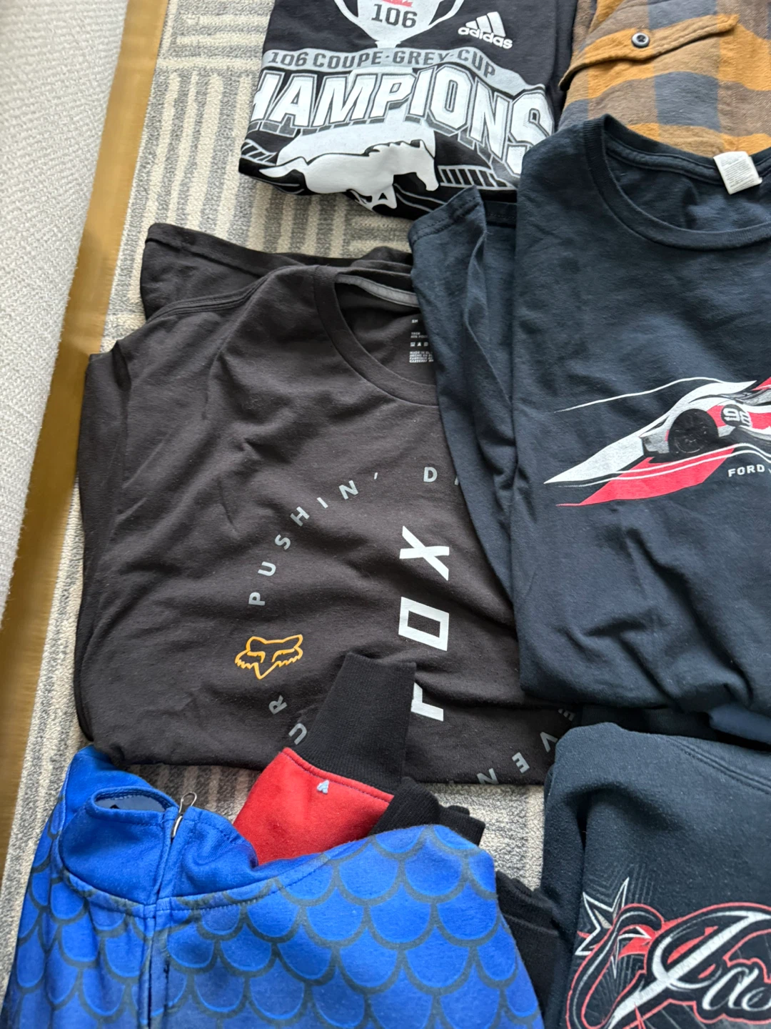 Assorted Men's T-shirts and Sweatshirt Bundle - photo 4