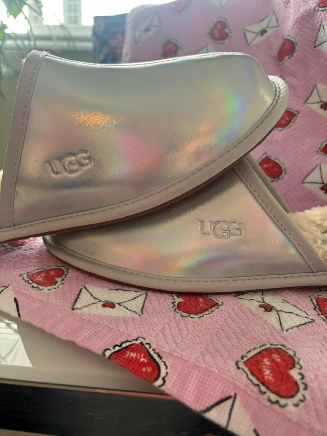 UGG Slippers - Silver Holographic Size 9 - photo 4