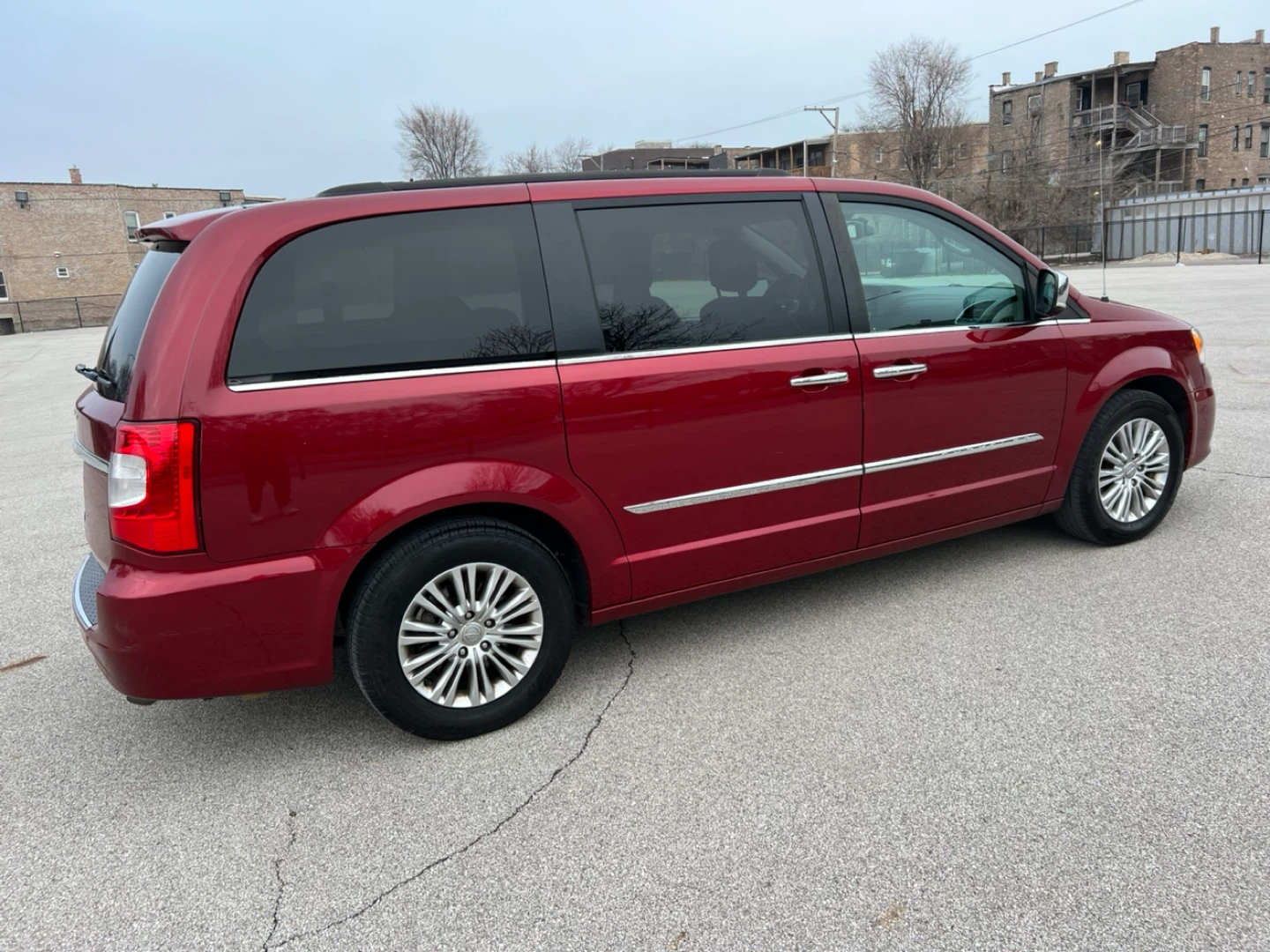 Red Chrysler Town & Country Minivan 2016 - photo 5