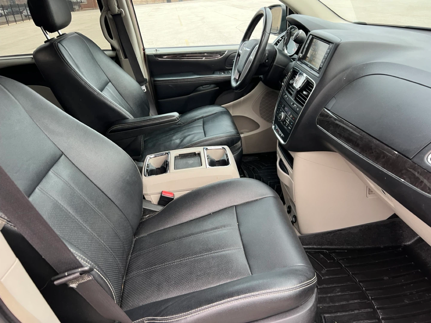 Red Chrysler Town & Country Minivan 2016 - photo 2