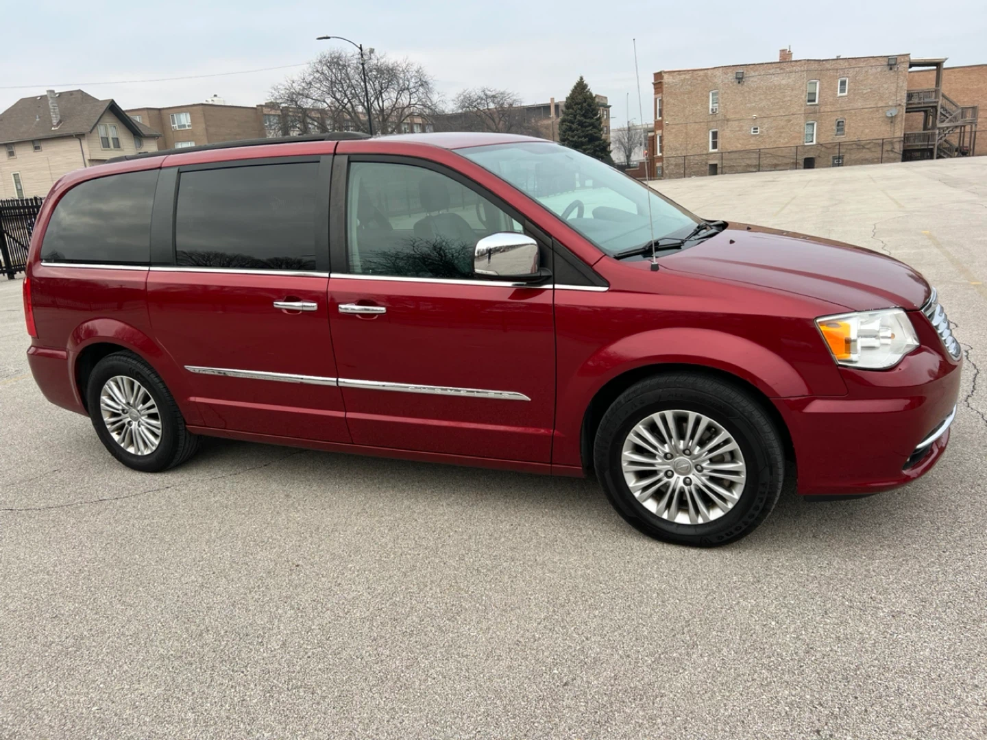 Red Chrysler Town & Country Minivan 2016 - photo 4
