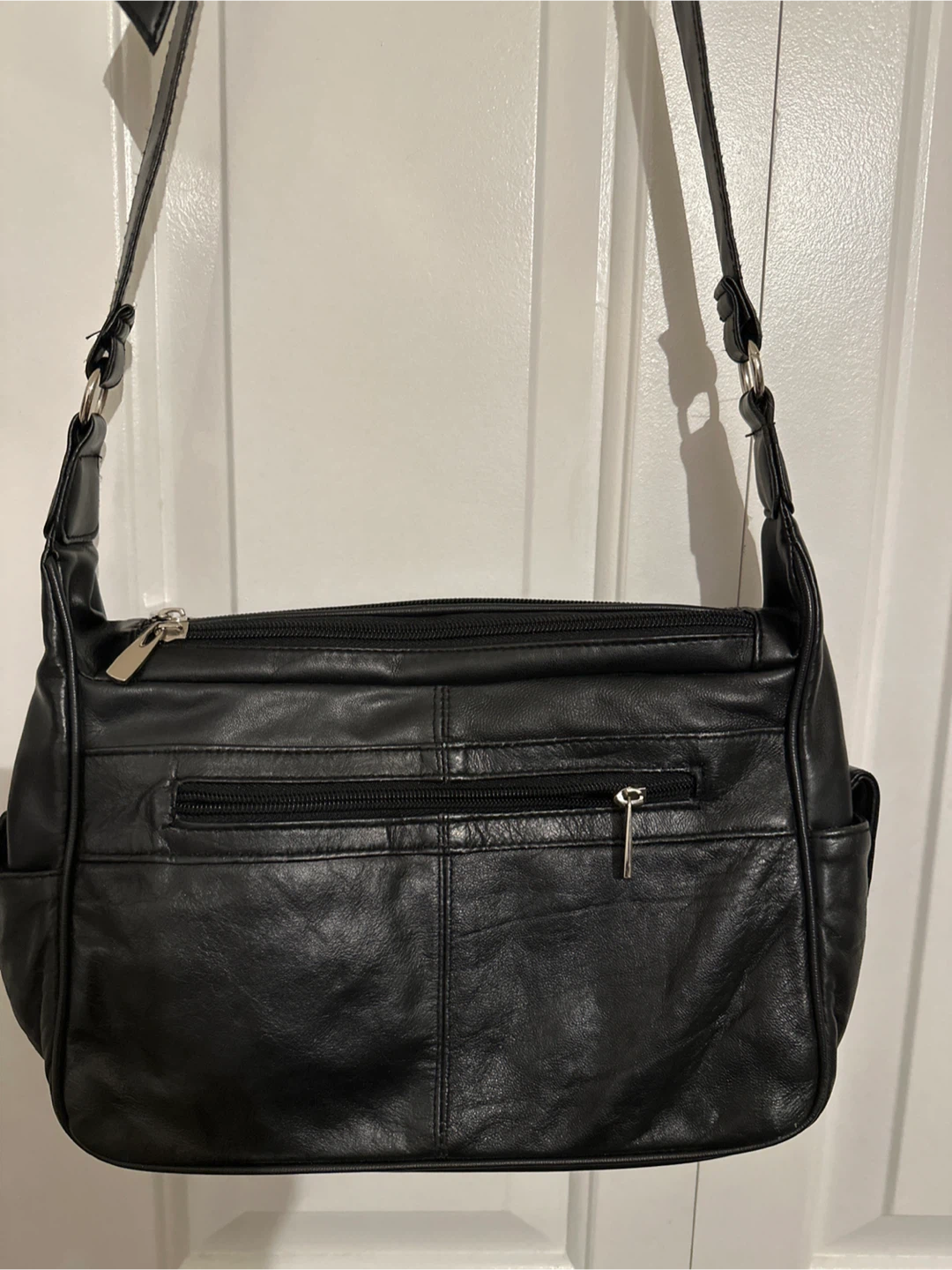 Casual black leather handbag for the ready to go