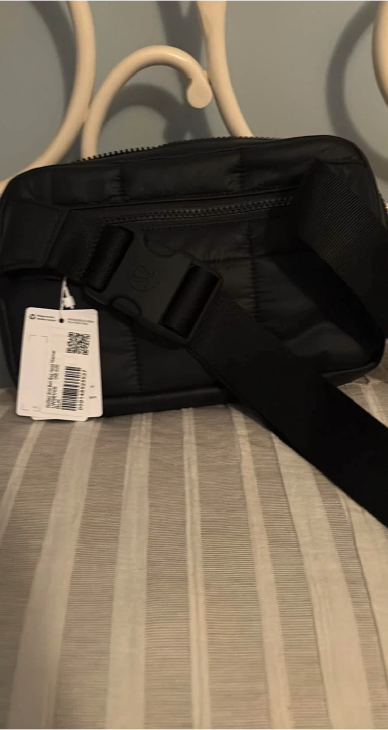 Lululemon Everywhere Belt Bag 2L hand warmer tags still on - photo 2