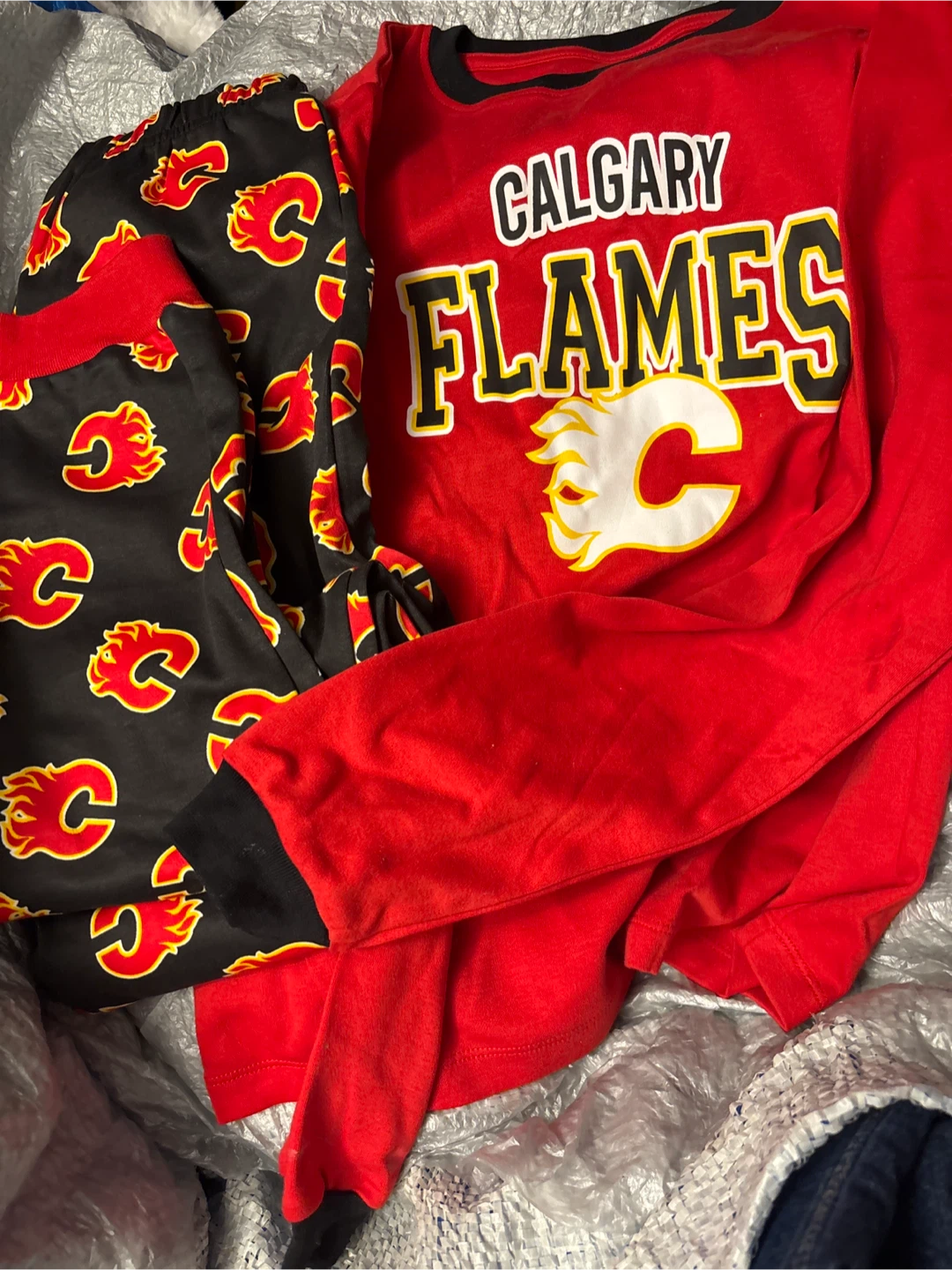 NWOT Calgary Flames Pajama Set - Size L/G (10/12)