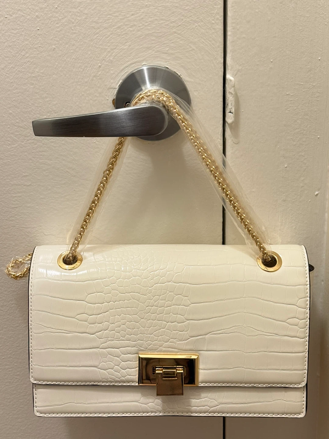 White Crocodile-Embossed Crossbody Bag with Gold Chain