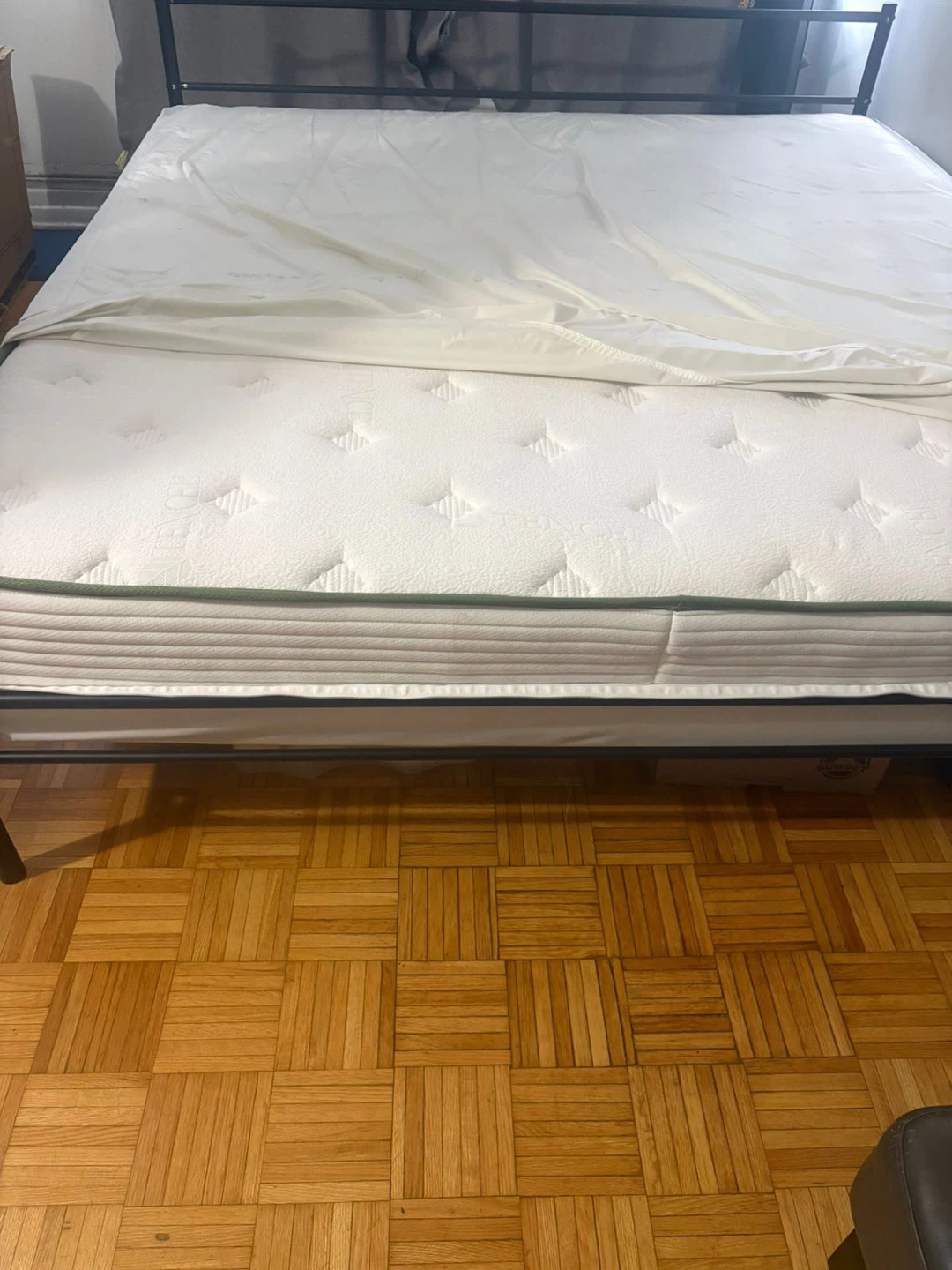 🔥 Like-New King Bed Set (Crystii Mattress + Zinus Frame) ! - photo 3