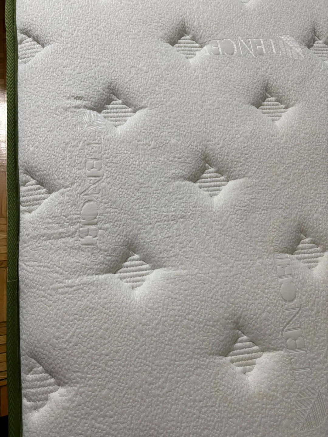 🔥 Like-New King Bed Set (Crystii Mattress + Zinus Frame) ! - photo 5