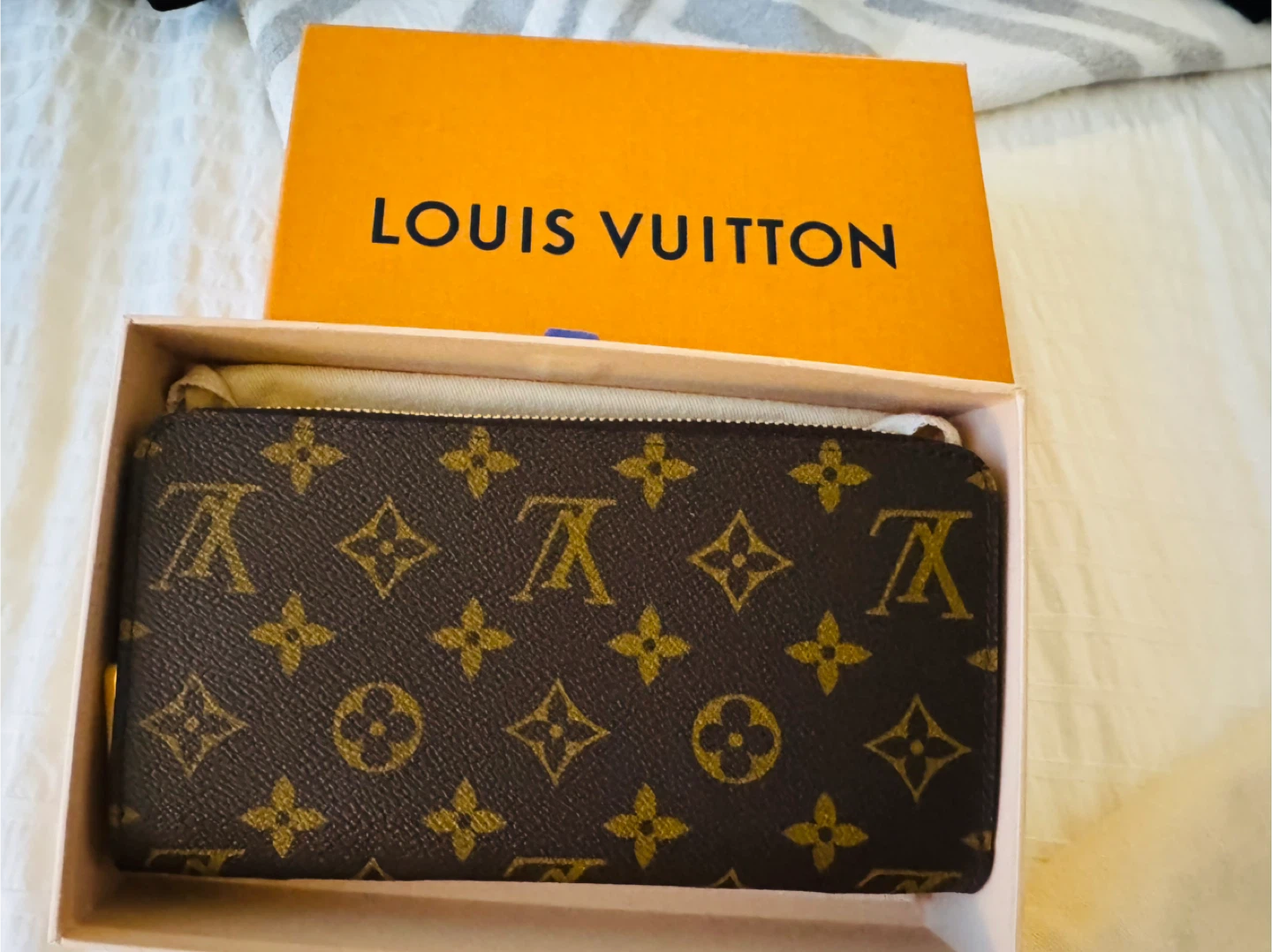 Authentic Louis Vuitton Monogram Zip Around Wallet - photo 3