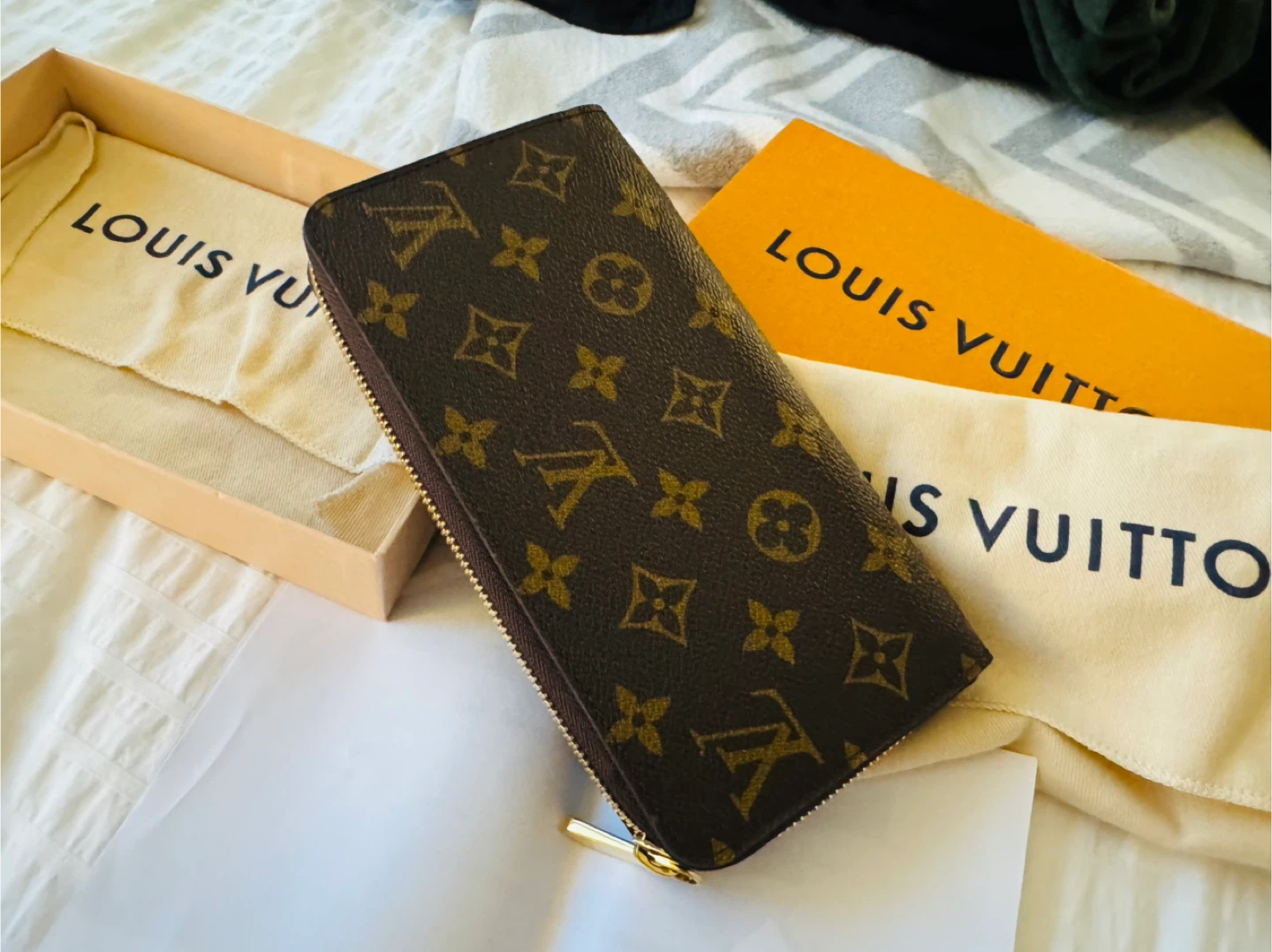Authentic Louis Vuitton Monogram Zip Around Wallet - photo 2