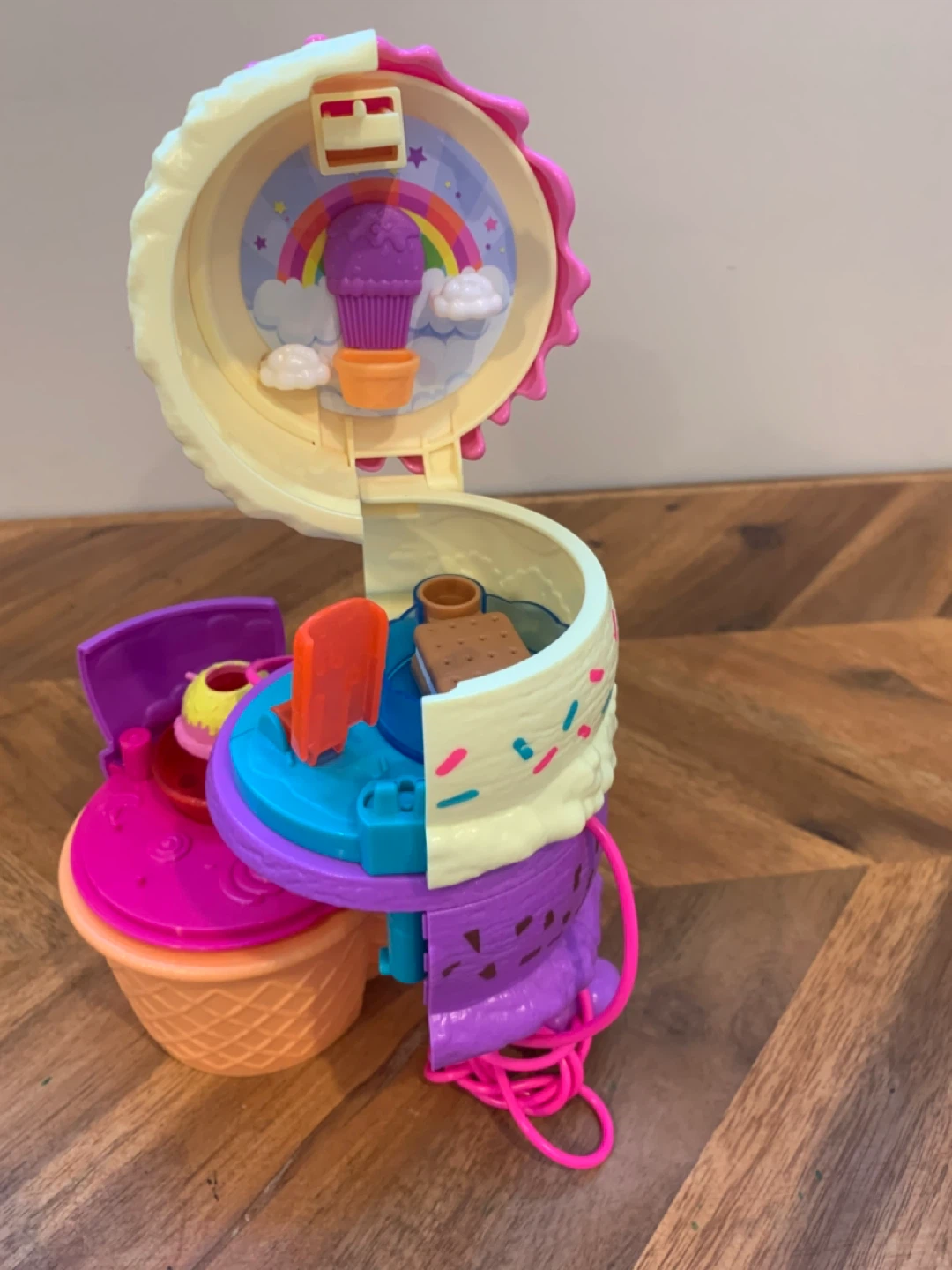 Polly Pocket Ice Cream Sweet Surprise Compact Playset - photo 5