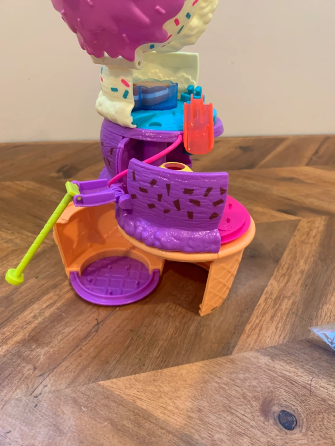 Polly Pocket Ice Cream Sweet Surprise Compact Playset - photo 3