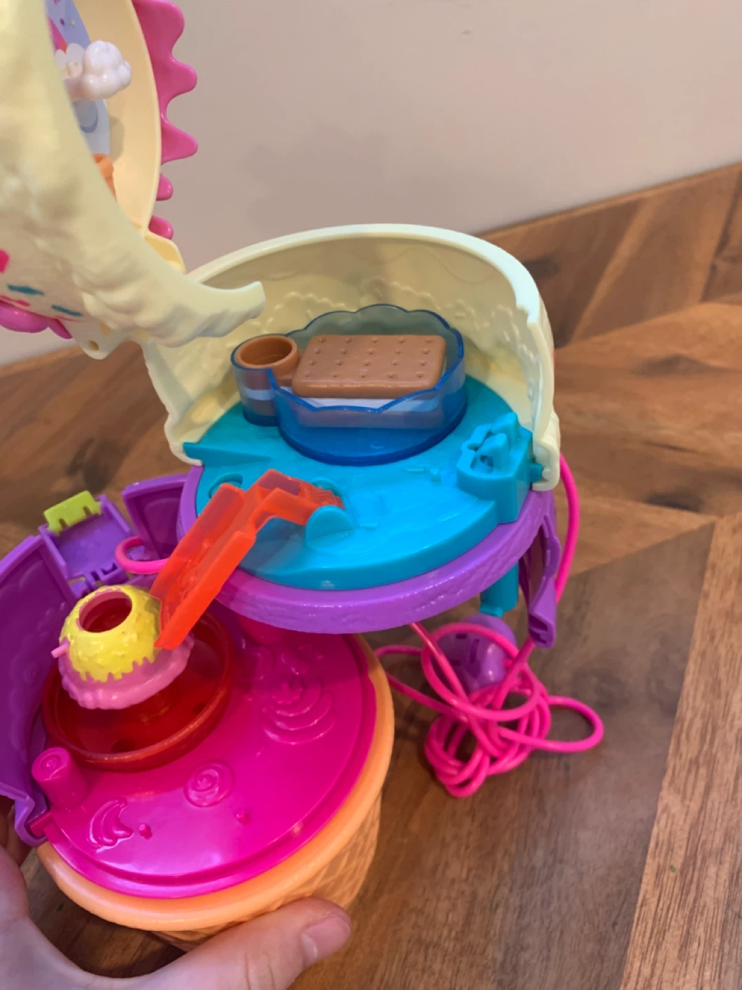 Polly Pocket Ice Cream Sweet Surprise Compact Playset - photo 4