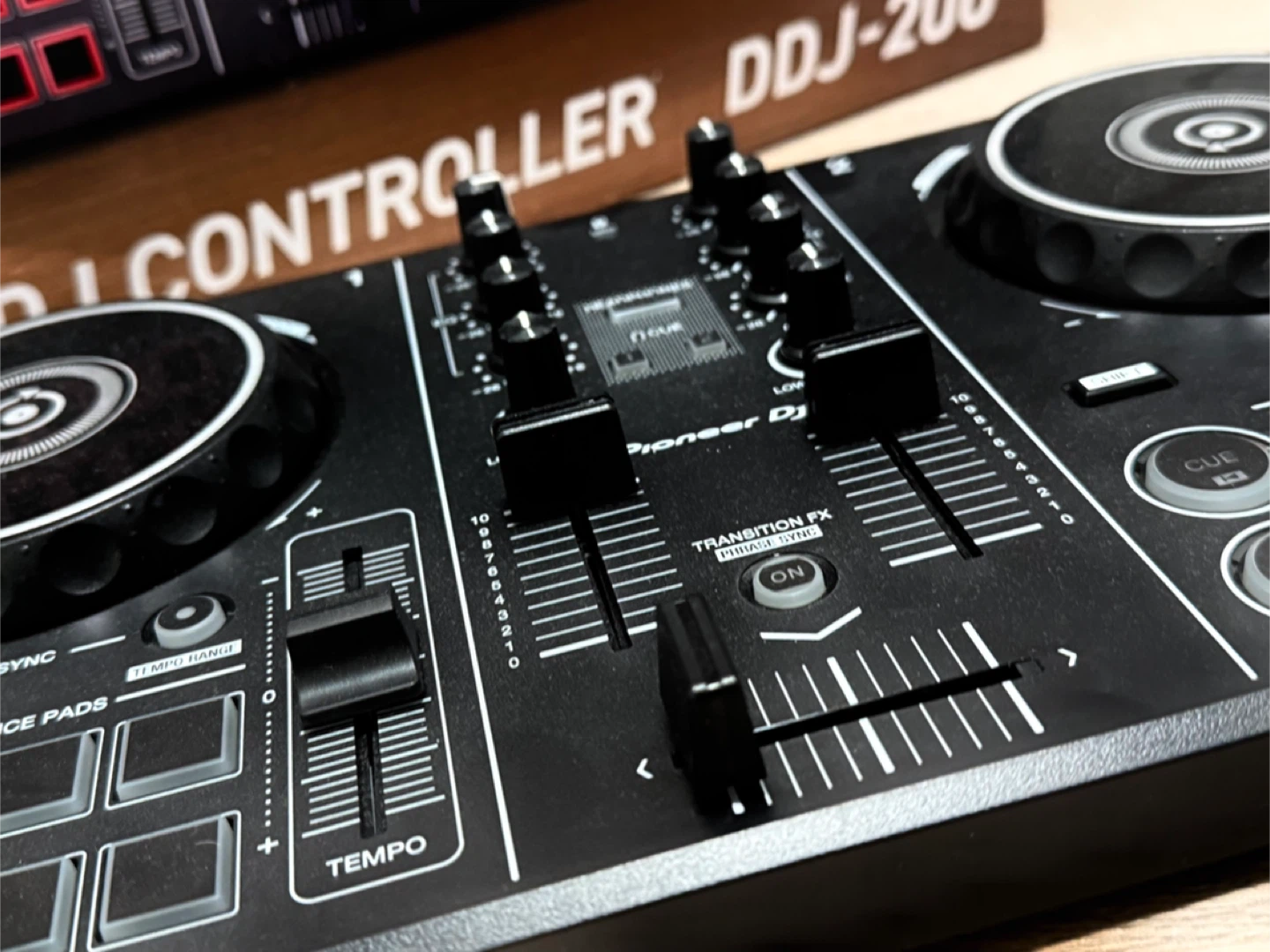Pioneer DJ DDJ-200 Smart DJ Controller - photo 5