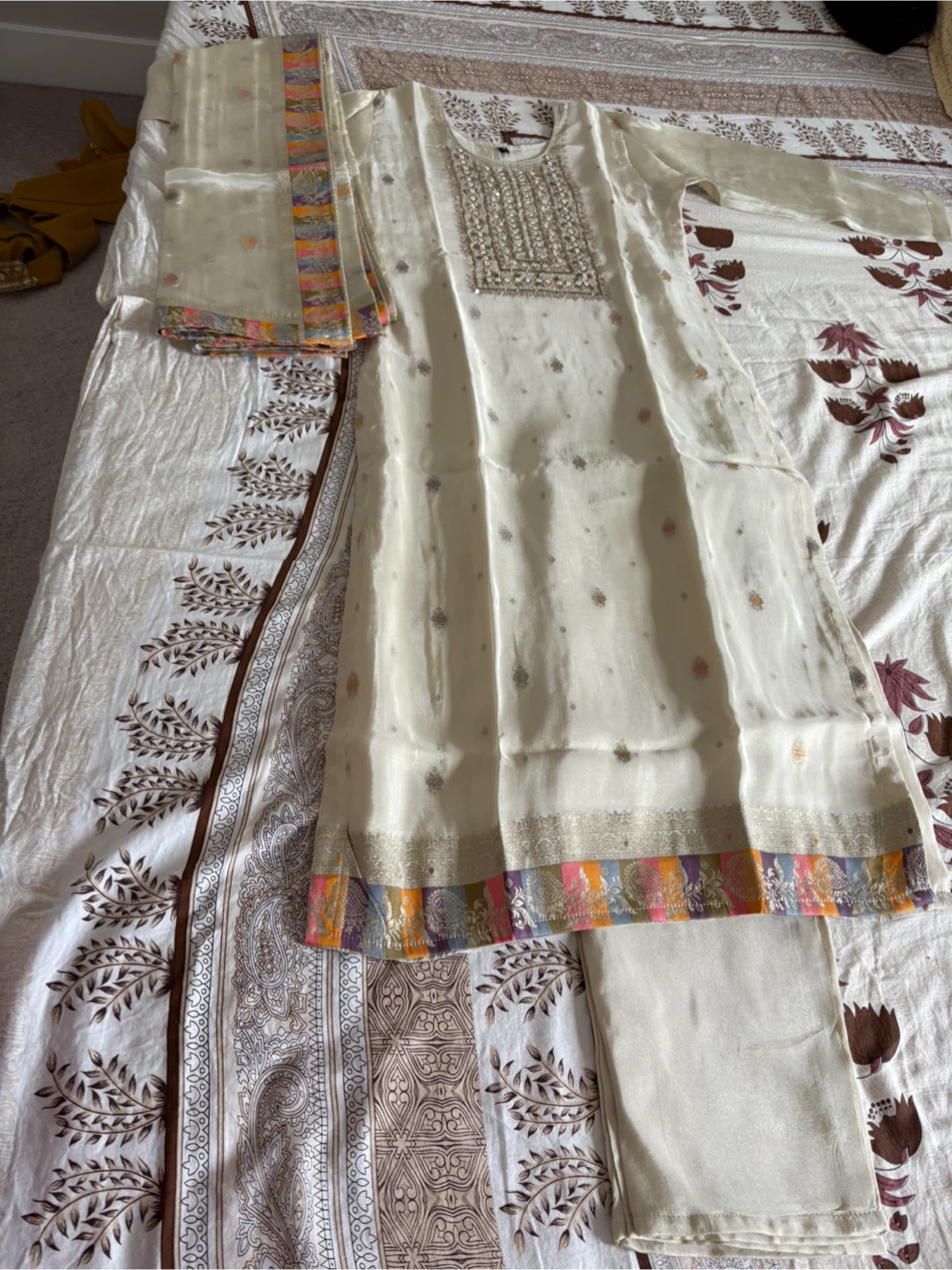 Cream Embroidered Kurti with Dupatta and Pants - Size M - photo 2