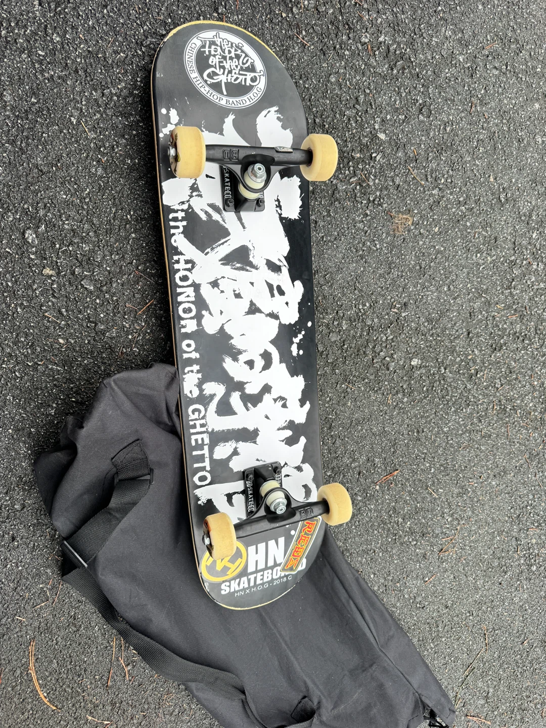Skateboard black.