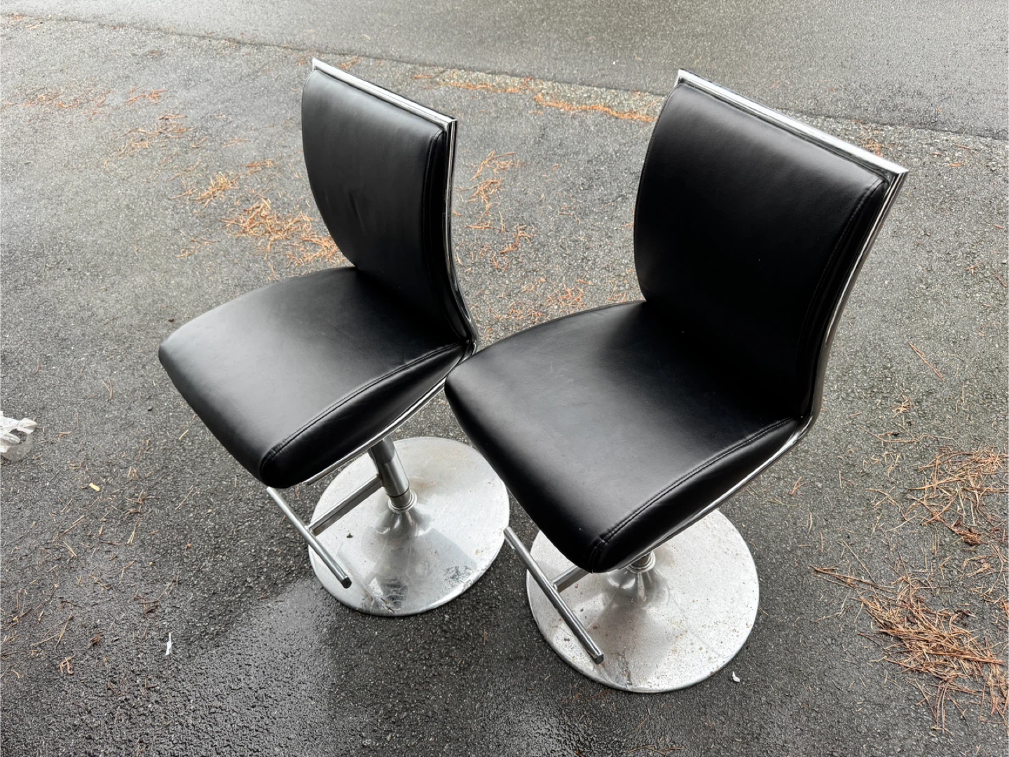 Set of 2 Black Faux Leather Bar Stools with Chrome Base