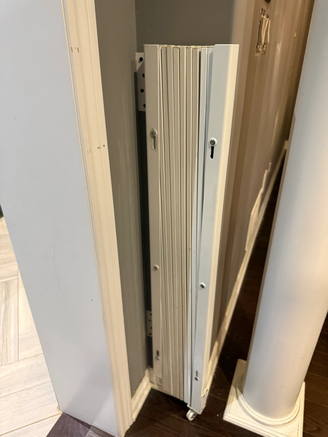 White Expandable Accordion Wall Mount Metal Gate 7.5-64 inch - photo 4