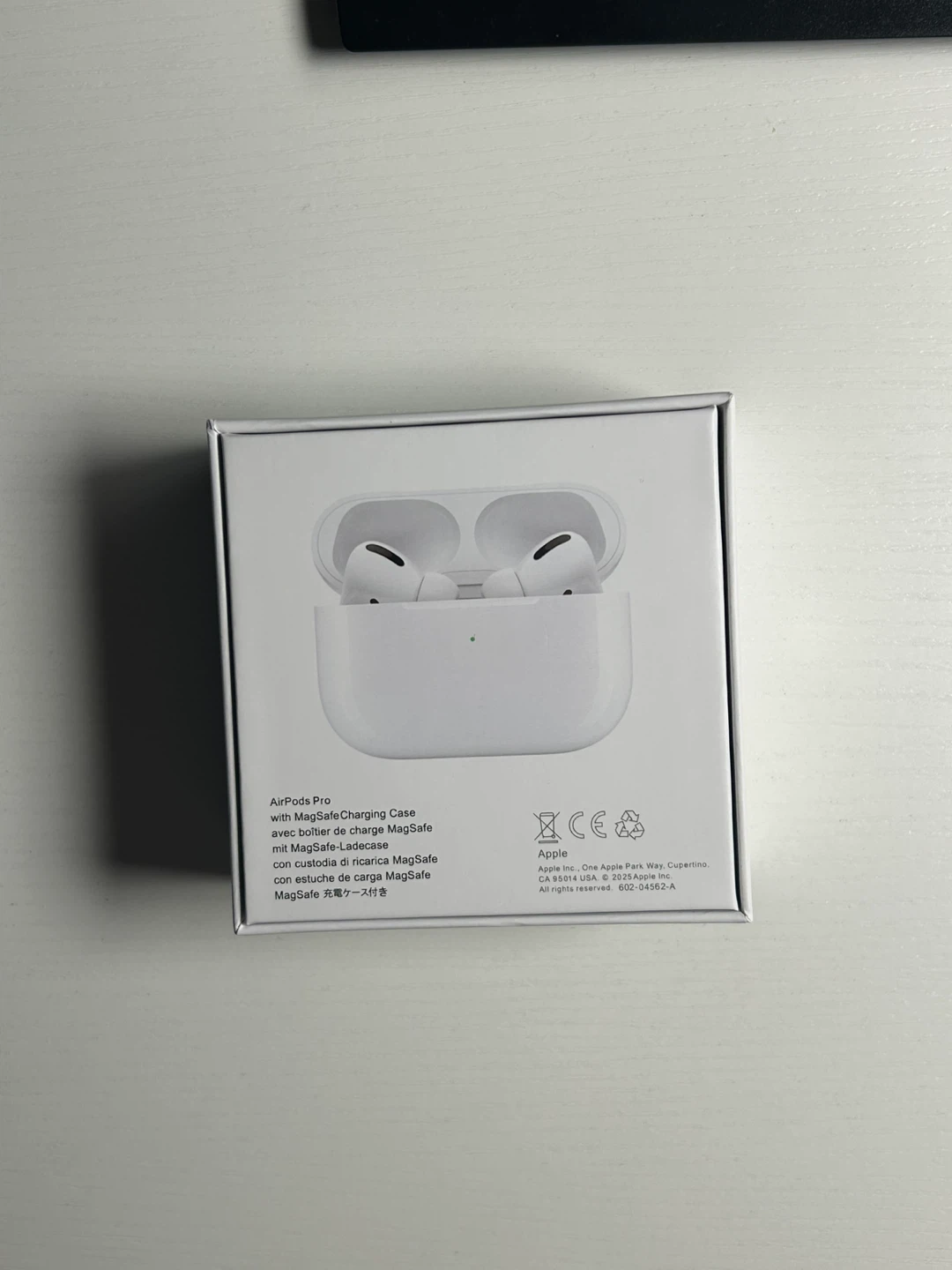 Apple AirPods Pro with MagSafe Charging Case - photo 4