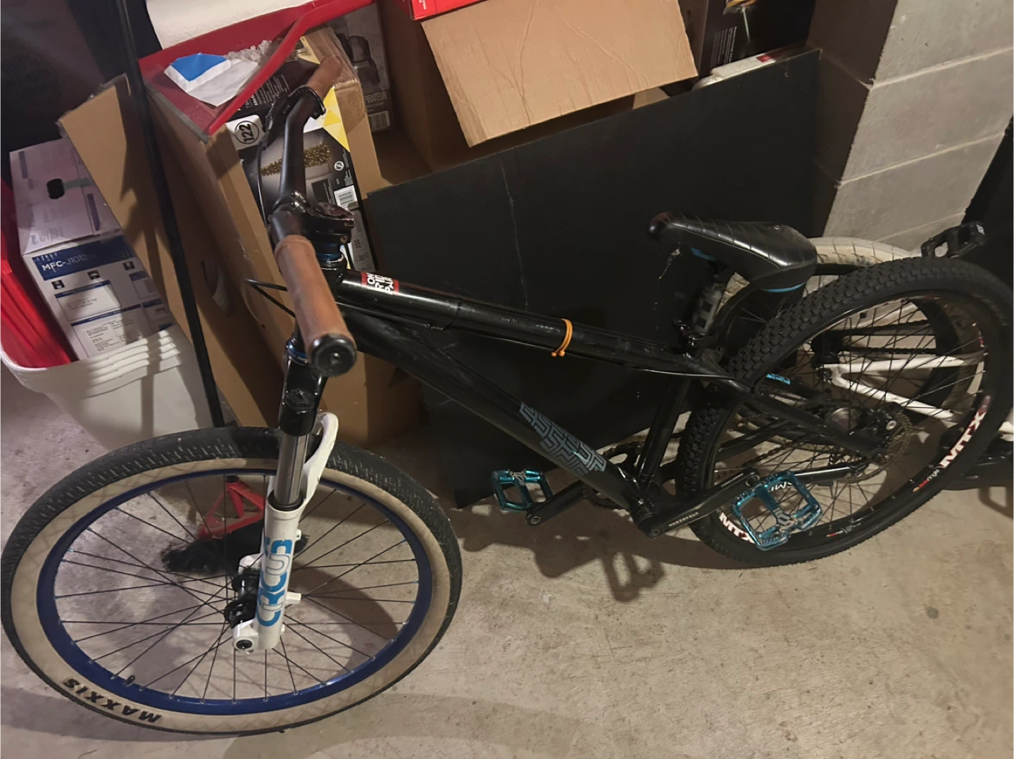 Giant Dirt Jump Bike