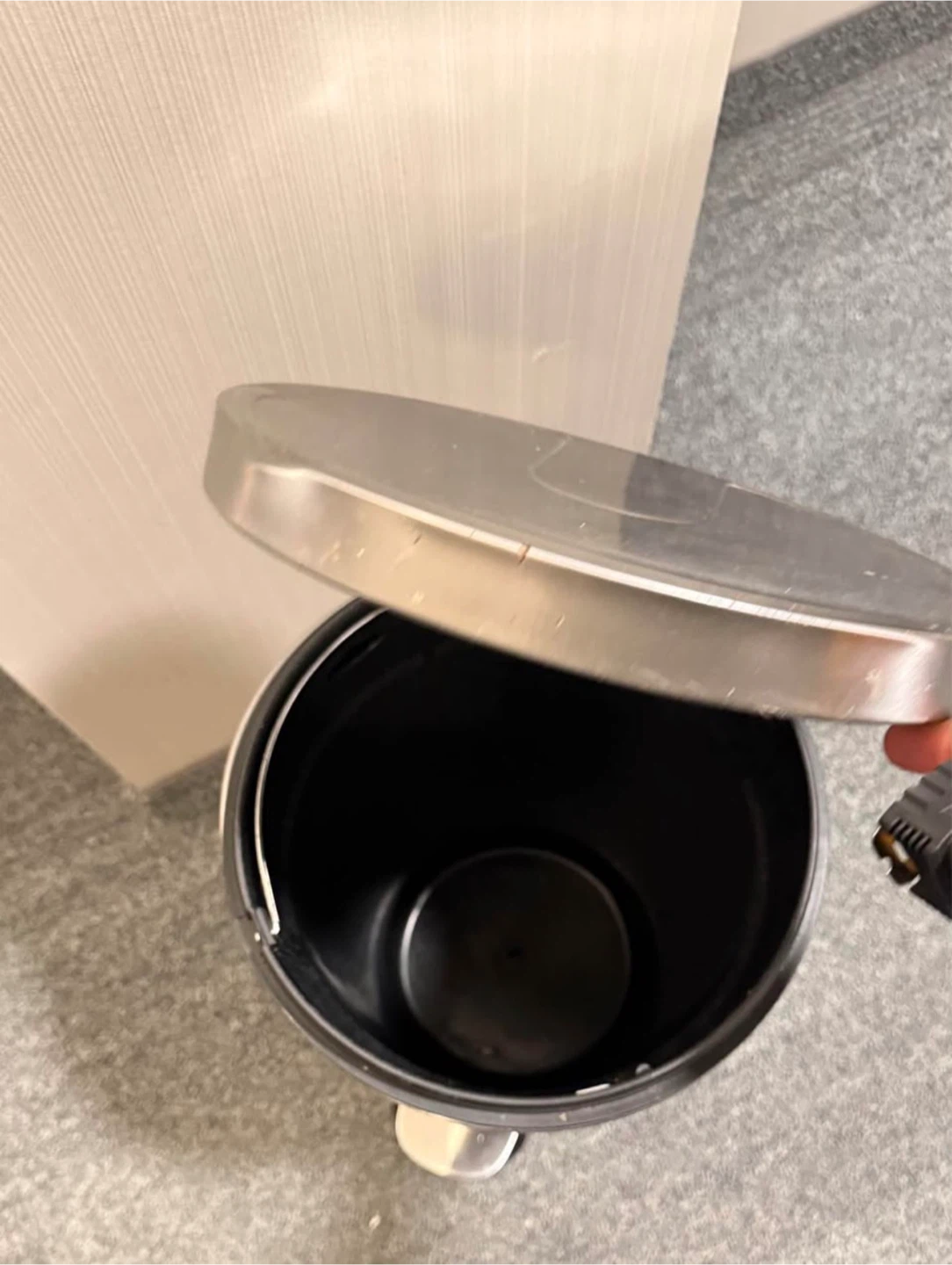 Amazon Basics Round Soft-Close Trash Can - 20L - photo 2